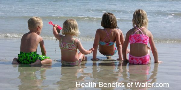 How to encourage kids to swim - Kids on the edge of water on the beach